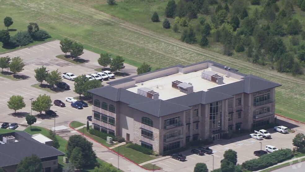 2575 Kelley Pointe Pky, Edmond, OK à louer - Vidéo aérienne - Image 2 de 9