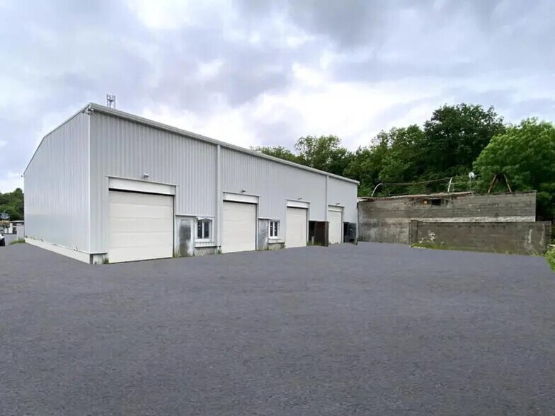 Local d'activités dans Saint-Genis-Laval à vendre - Photo du bâtiment - Image 1 de 3