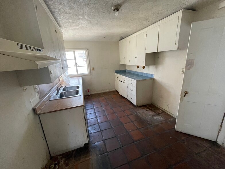 1360 Newport Ave, Long Beach, CA for sale - Primary Photo - Image 3 of 8