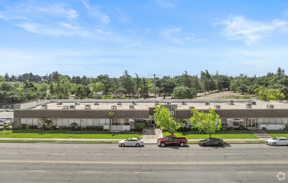 1350 W Robinhood Dr, Stockton, CA à louer - Photo du bâtiment - Image 3 de 13