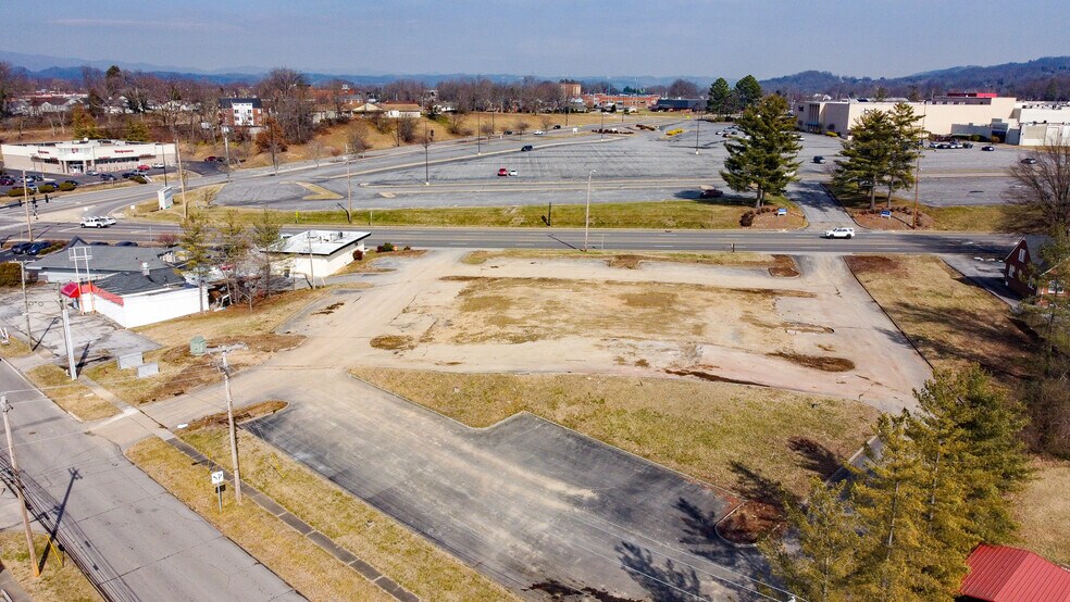 2060 Fort Henry Dr, Kingsport, TN à vendre - Photo du bâtiment - Image 2 de 17