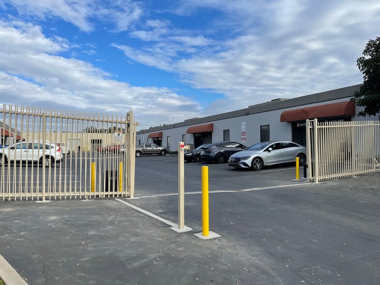 1311 E Chestnut Ave, Santa Ana, CA for lease - Building Photo - Image 2 of 3