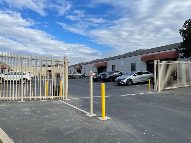 1311 E Chestnut Ave, Santa Ana, CA à louer - Photo du bâtiment - Image 2 de 3