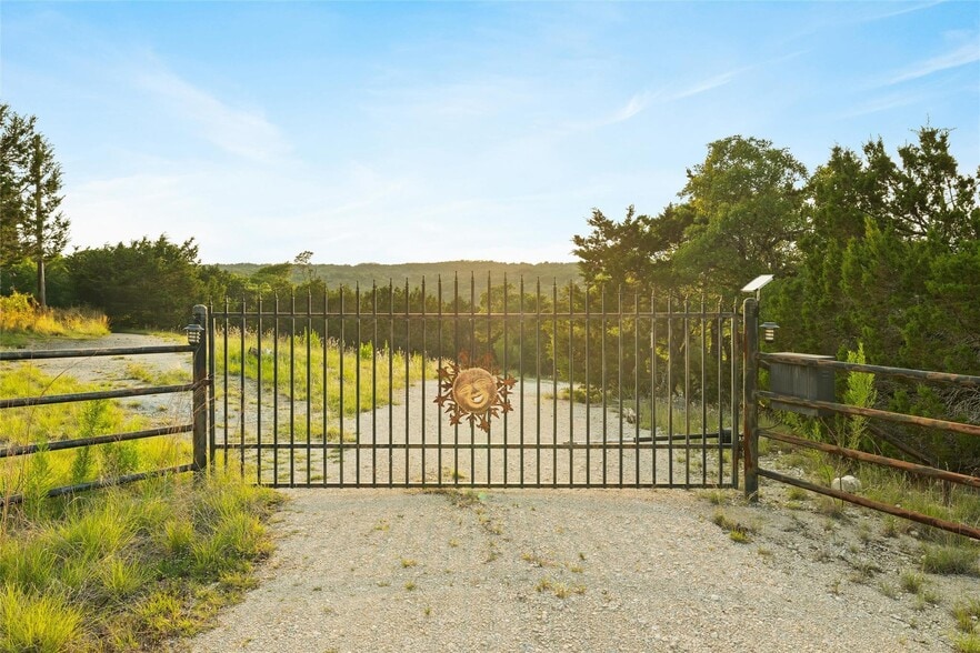 900 Lost Valley Rd, Dripping Springs, TX for sale - Building Photo - Image 2 of 39