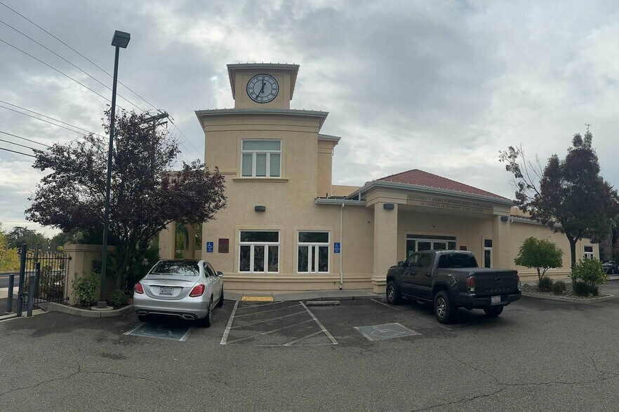 2110 Railroad Ave, Redding, CA à louer - Photo du bâtiment - Image 1 de 6