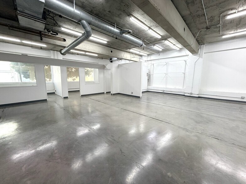 305 E 9th St, Los Angeles, CA à louer - Photo du bâtiment - Image 1 de 7