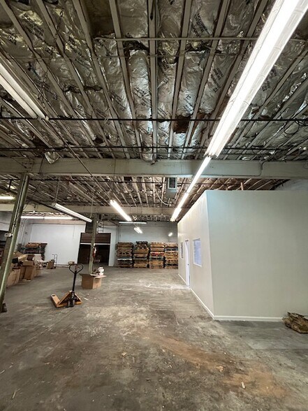 151 Babylon Tpke, Roosevelt, NY à louer - Photo du bâtiment - Image 3 de 8