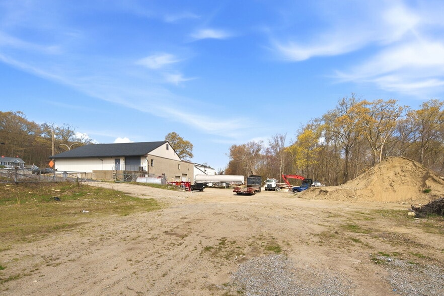 886 Eddie Dowling Hwy, North Smithfield, RI à vendre - Photo du bâtiment - Image 3 de 7