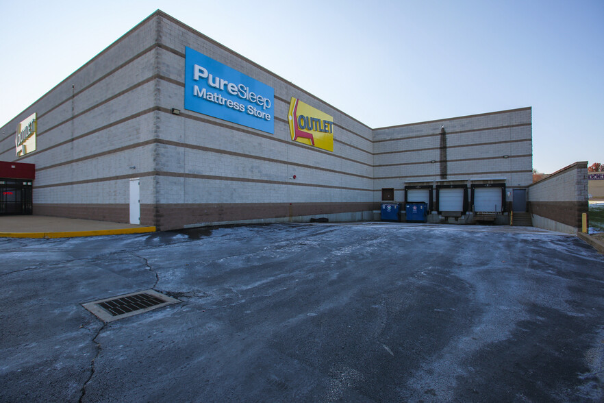 925 NW Plaza Dr, Saint Ann, MO for lease - Primary Photo - Image 1 of 2