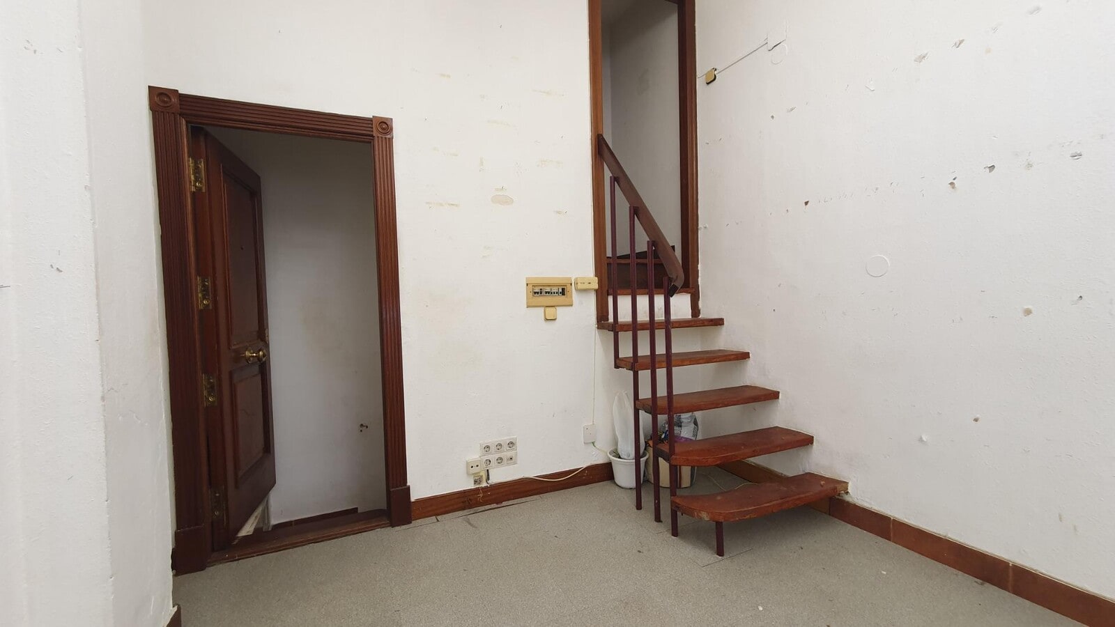 Bilbao, VIZ 48012 - Unit - - - Interior Photo - Image 1 of 12