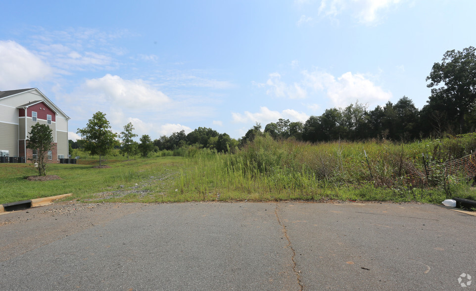 140 N Pointe Blvd, Statesville, NC for sale - Primary Photo - Image 1 of 5