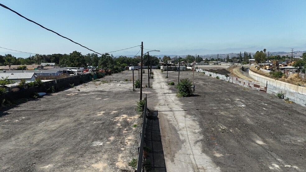 E 9th St, Pomona, CA à louer - Photo du bâtiment - Image 3 de 7