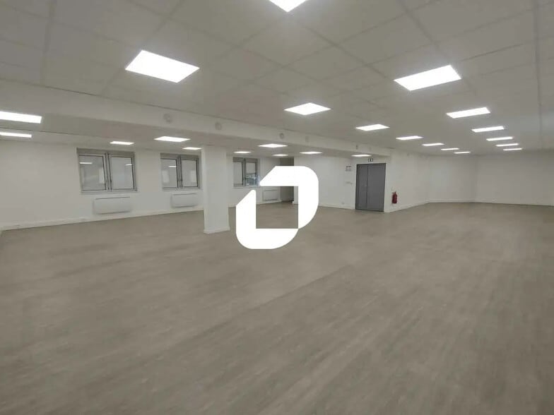 7 Rue Jean Mermoz, Versailles for lease - Building Photo - Image 1 of 6