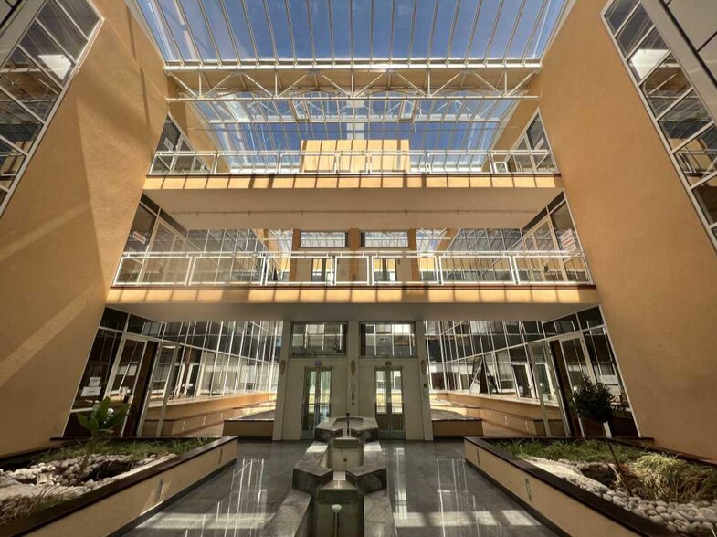 Office in Villebon-sur-Yvette for lease - Lobby - Image 2 of 2