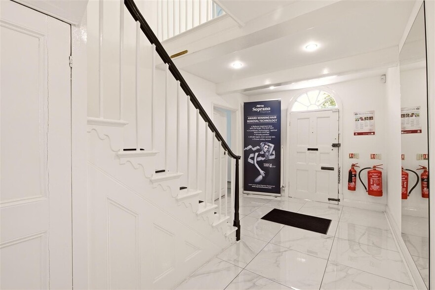 67 London Rd, Oadby for sale - Interior Photo - Image 3 of 18