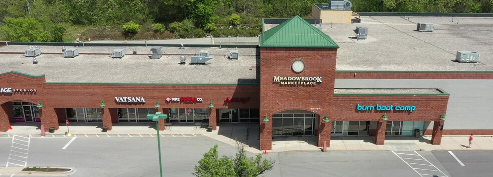 701 Meadowbrook Rd, Waukesha, WI à louer - Photo du bâtiment - Image 2 de 6