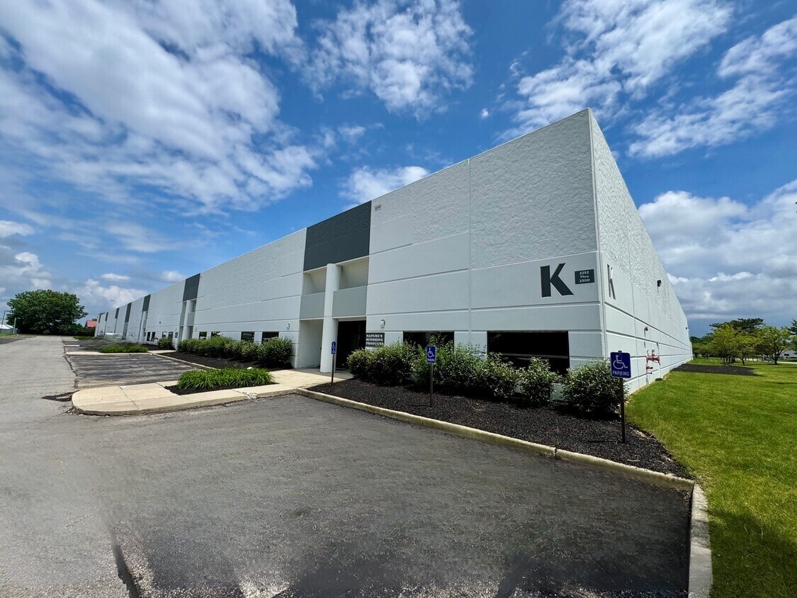 2252-2300 Westbrooke Dr, Columbus, OH for lease Interior Photo- Image 1 of 2