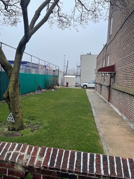 5869 59th St, Maspeth, NY à vendre - Photo du bâtiment - Image 2 de 11