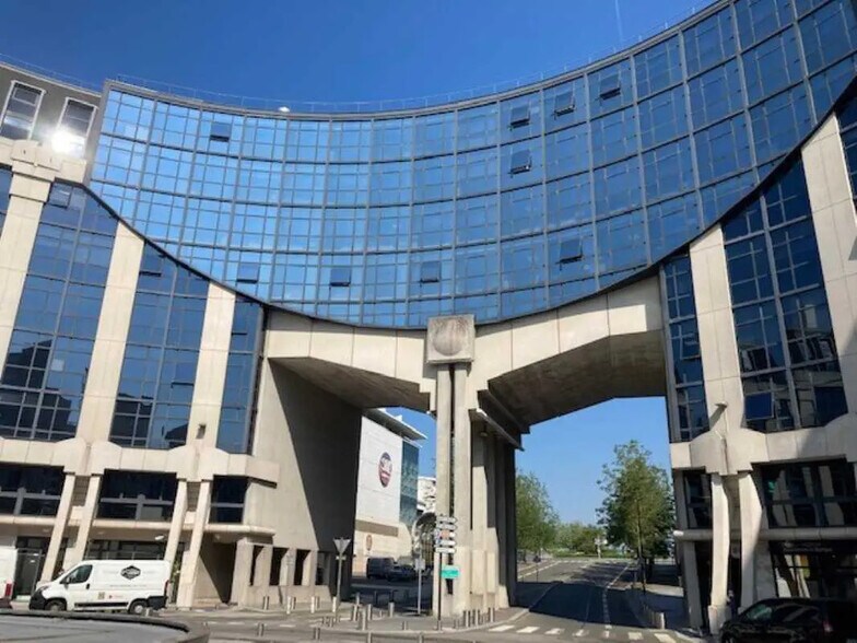 14-15 Place Georges Pompidou, Montigny-le-Bretonneux à louer - Photo du bâtiment - Image 1 de 2