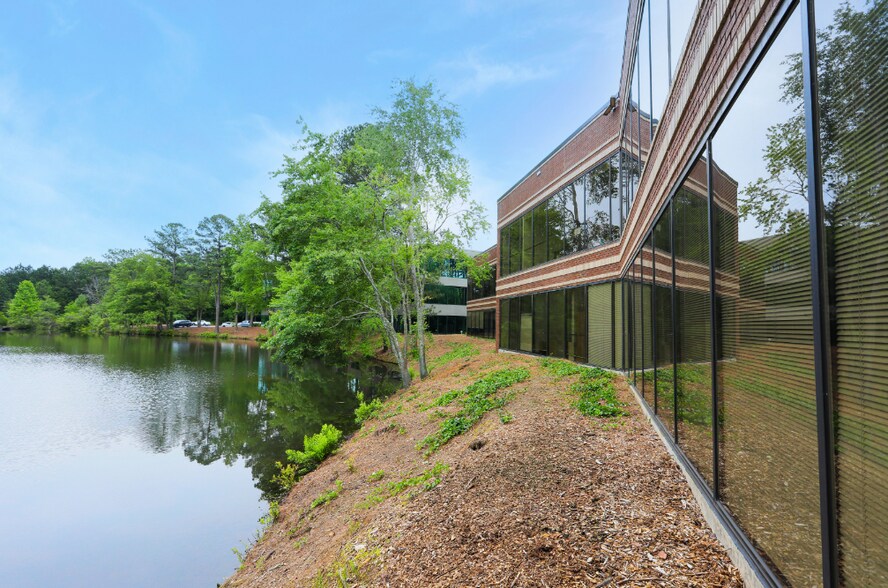 5880 Live Oak Pkwy, Norcross, GA à louer - Photo du bâtiment - Image 1 de 9