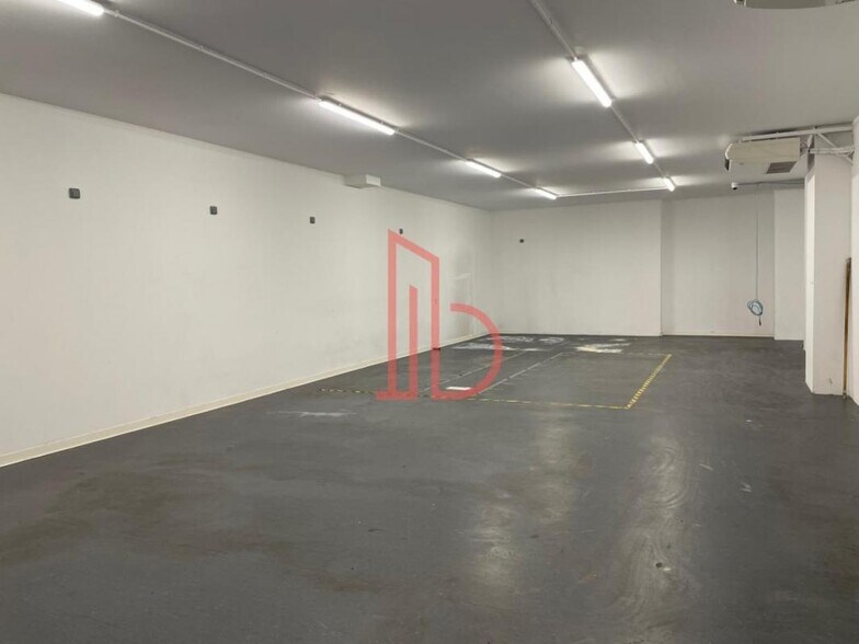 Office in Bordeaux for lease - Interior Photo - Image 2 of 5