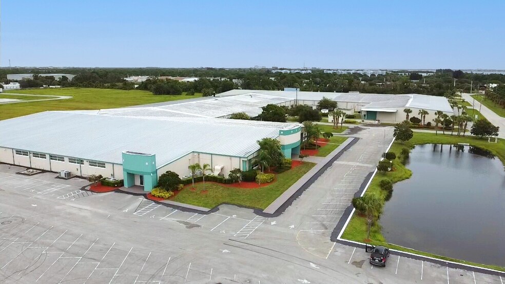 2725-2755 Kirby Cir NE, Palm Bay, FL à louer - Photo du bâtiment - Image 1 de 11