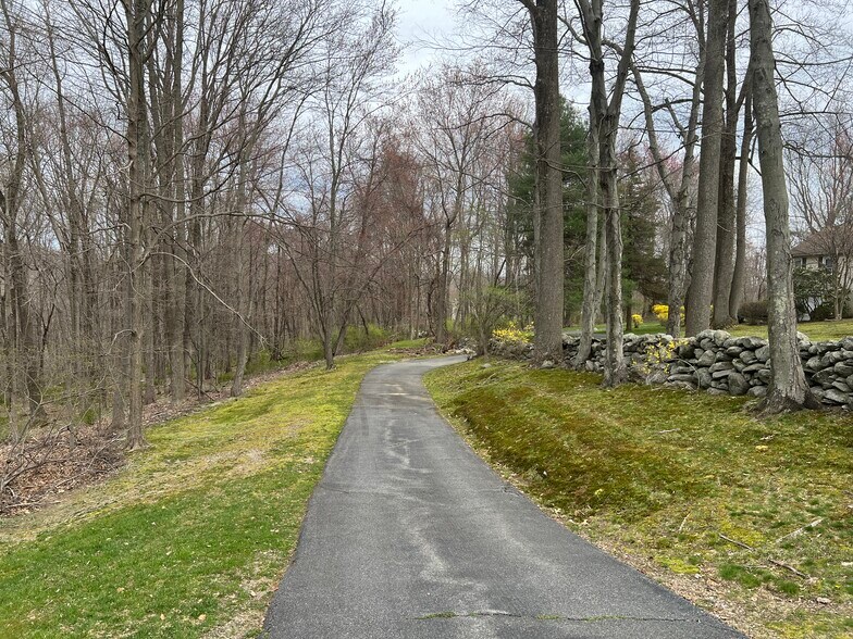 3032 Manor St, Yorktown Heights, NY à vendre - Photo du bâtiment - Image 3 de 11