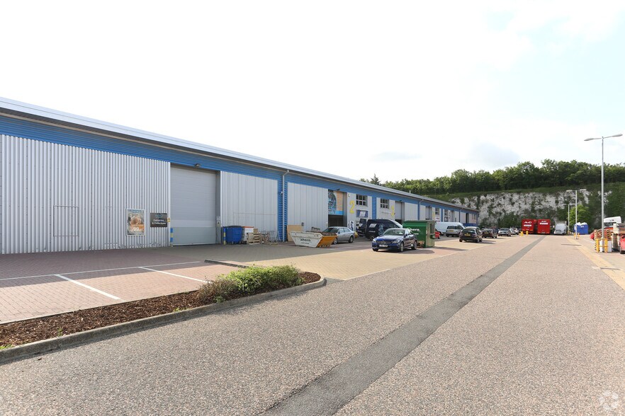 6 Motherwell Way, Grays à louer - Photo du bâtiment - Image 2 de 2