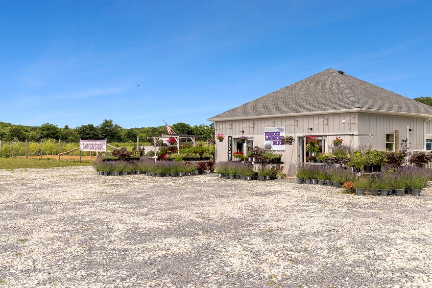 3360 Sound Ave, Riverhead, NY à vendre - Photo du bâtiment - Image 3 de 24