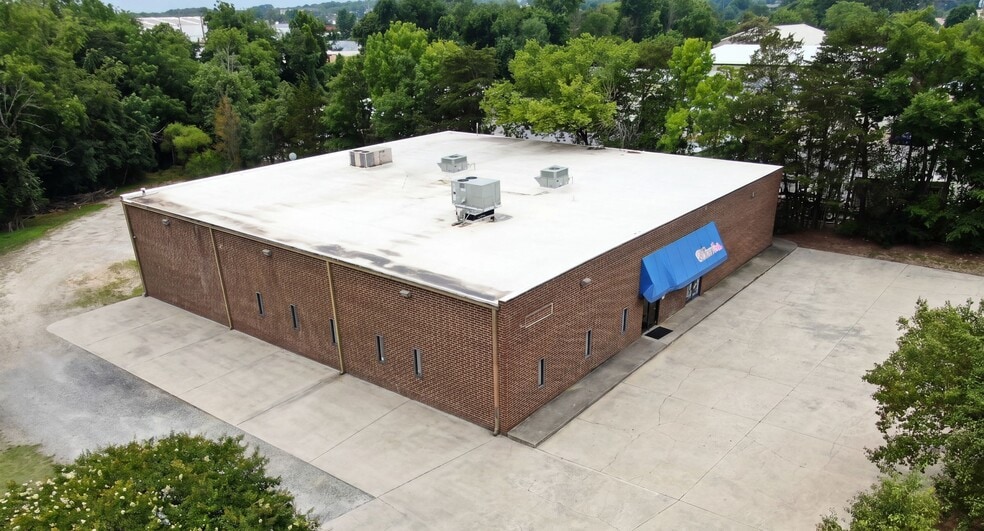 7209 Cessna Dr, Greensboro, NC for sale - Primary Photo - Image 1 of 4