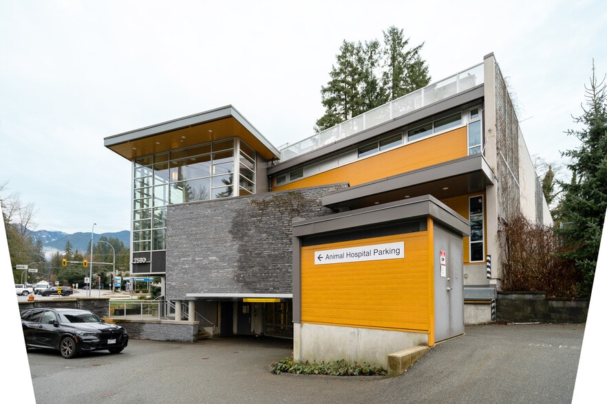 2580 Capilano Rd, North Vancouver, BC à louer - Photo du bâtiment - Image 3 de 8