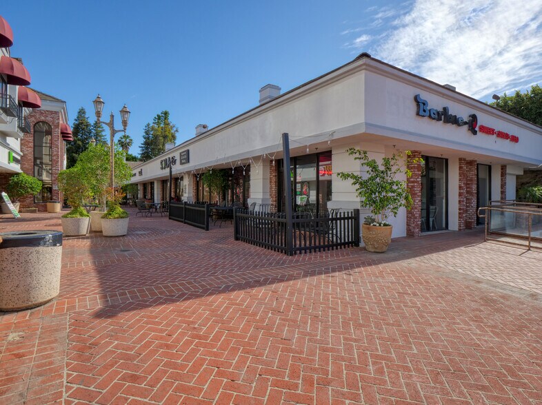 15928 Ventura Blvd, Encino, CA à louer - Photo du bâtiment - Image 3 de 12