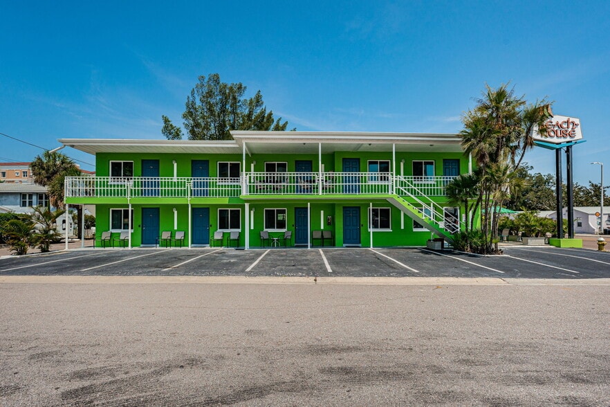 12100 Gulf Blvd, Treasure Island, FL for sale - Primary Photo - Image 1 of 121