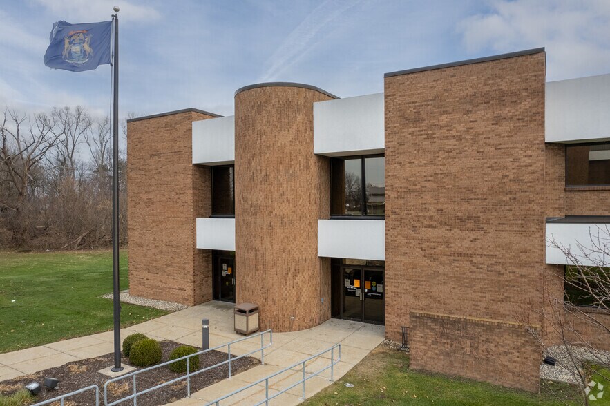 121 Clover St, Holland, MI for sale - Building Photo - Image 3 of 26