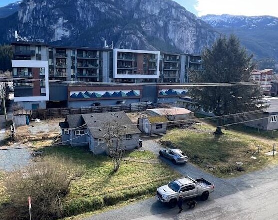 1358-1366 Main St, Squamish, BC à vendre - Photo du bâtiment - Image 2 de 6