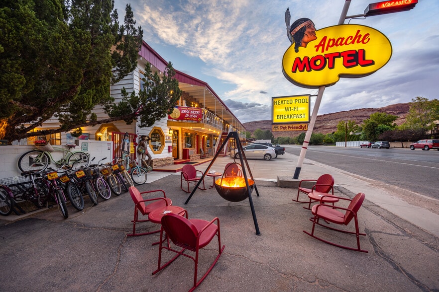 166 S 400 E, Moab, UT à vendre - Photo du bâtiment - Image 2 de 86