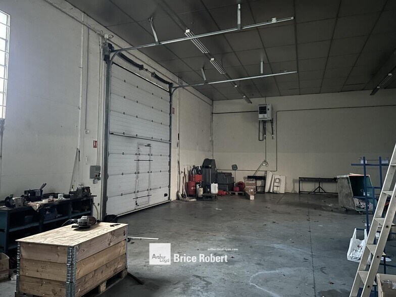 21 Rue Jean Jaurès, Meyzieu for lease - Interior Photo - Image 3 of 4