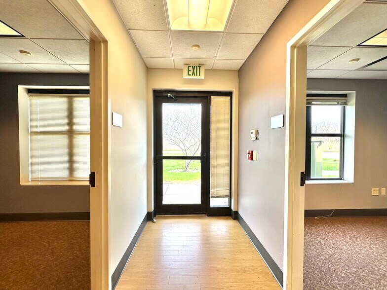 2022 Kelle Dr, Chesterton, IN à vendre - Photo du bâtiment - Image 2 de 25