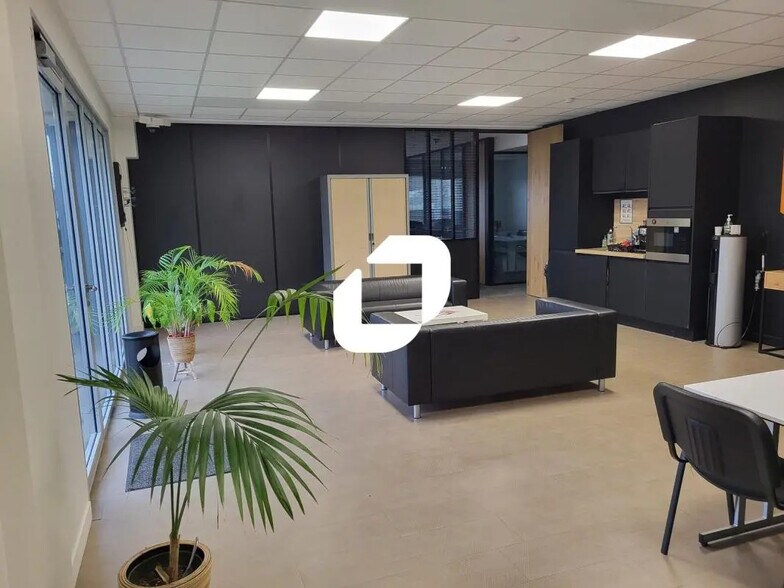 Rue De La Ladrie, Villeneuve-d'Ascq à louer - Photo du bâtiment - Image 3 de 8