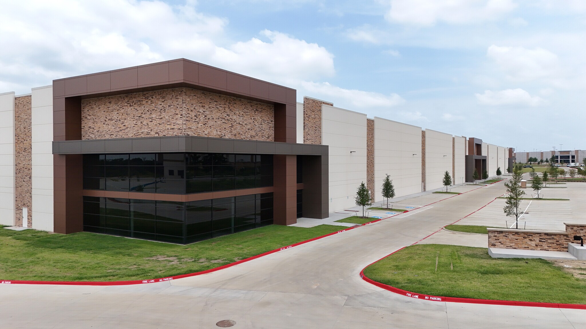 Spinks Rd & Valley Pky, Lewisville, TX à louer Photo du bâtiment- Image 1 de 6