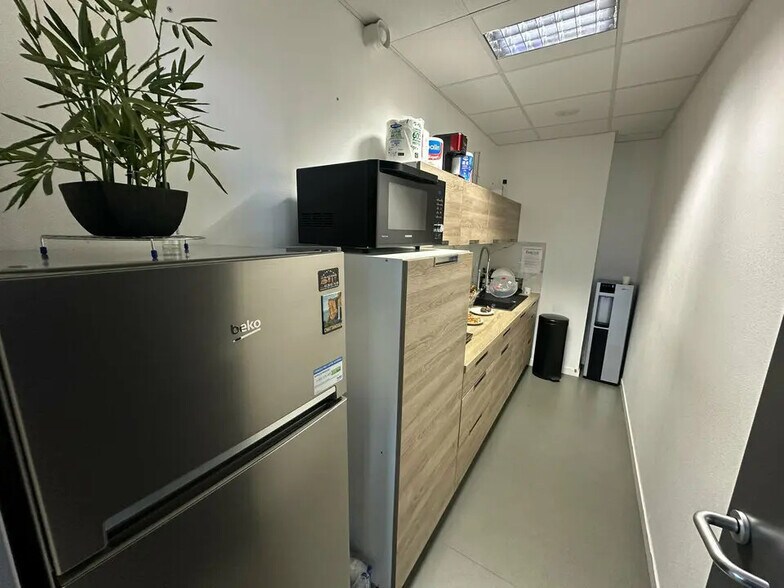 Bureau dans Bezannes à louer - Photo du bâtiment - Image 3 de 12