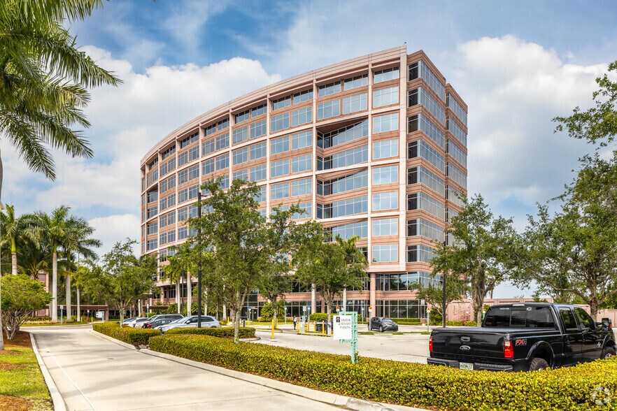1000 NW 57th Ct, Miami, FL à louer - Photo du bâtiment - Image 2 de 9