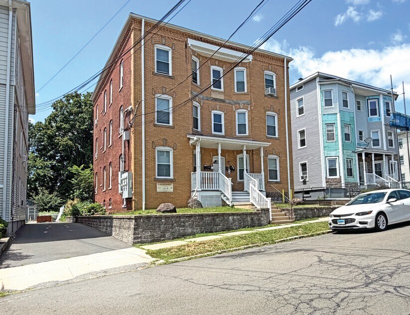 68 Booth St, New Britain, CT à vendre Photo du bâtiment- Image 1 de 11