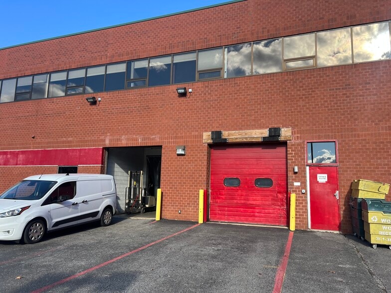 15401 Old Columbia Pike, Burtonsville, MD à vendre - Photo du bâtiment - Image 2 de 12