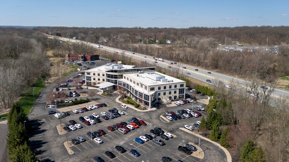 1 Park West Blvd, Akron, OH à louer - Photo du bâtiment - Image 3 de 13