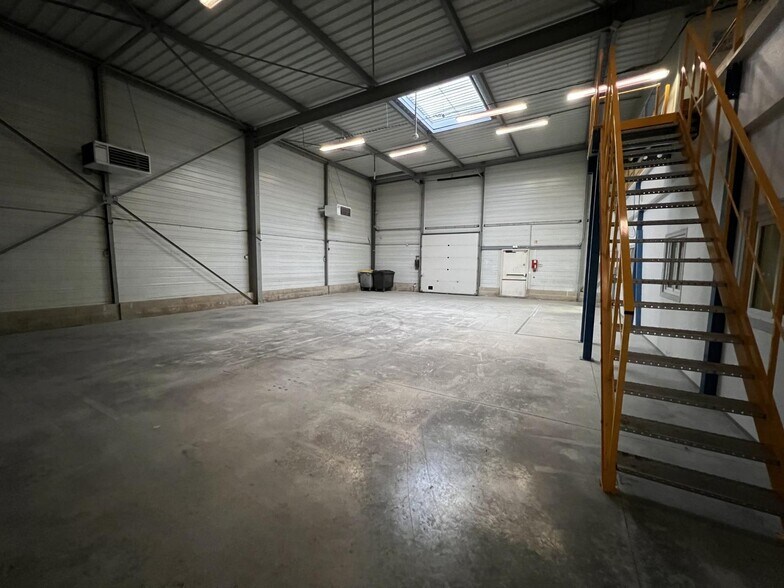 Flex in Reims for lease - Interior Photo - Image 1 of 6