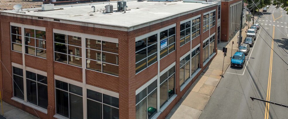 401 E Market St, Charlottesville, VA à vendre - Photo du bâtiment - Image 2 de 21