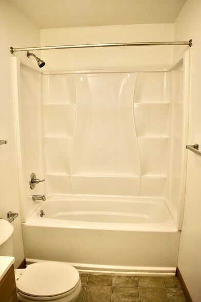 112 Howard Dr, Belleville, IL à vendre - Photo du bâtiment - Image 2 de 7