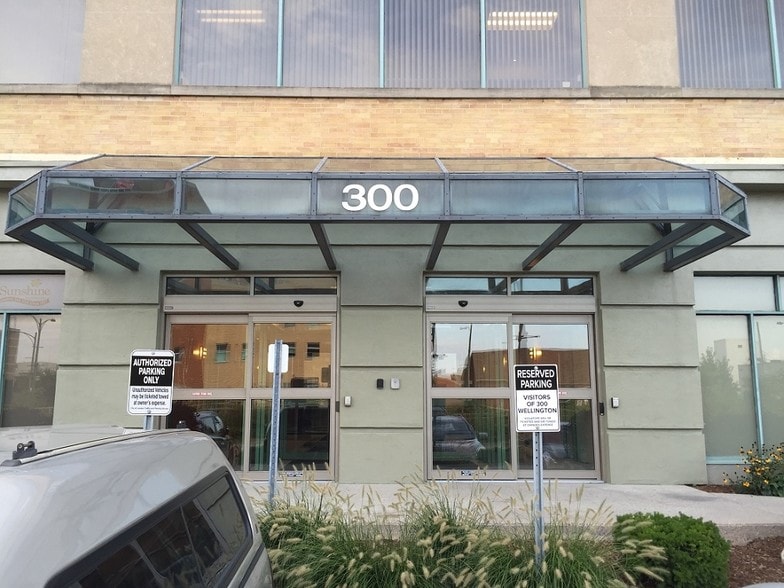 300 Wellington St, London, ON à louer - Photo du bâtiment - Image 2 de 3