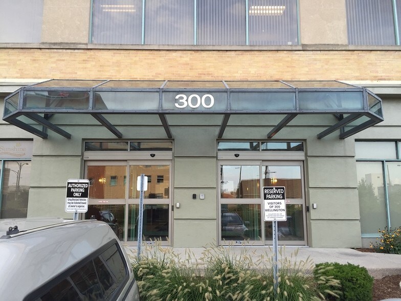 300 Wellington St, London, ON à vendre - Photo du bâtiment - Image 2 de 3